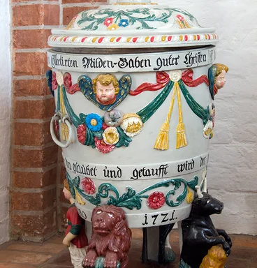 Tauf-Fass der St.-Willehad-Kirche in Groß Grönau