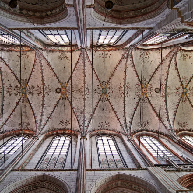 Blick von unten auf das Kreuzgewölbe in St. Marien