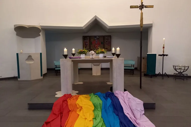 Geschmückter Altar mit bunten Tüchern zur Verabschiedung der Maxi-Kinder in der Aumühler Kirche 2024