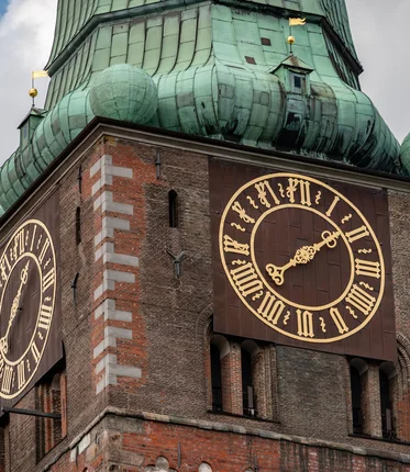 Blick auf eine Kirchturmuhr