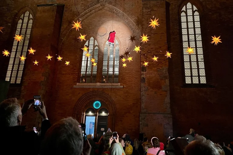 Blick auf eine Kirche 