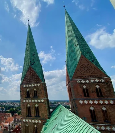 Die Kirchtürme der Marienkirche Lübeck von oben