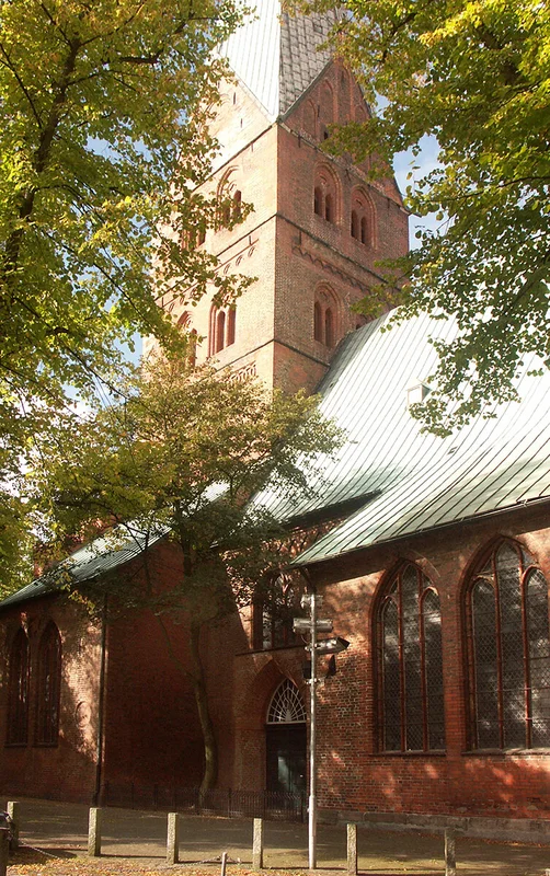 Blick auf die Seite und einen Seiteneingang in St. Aegidien
