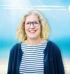 Eine Frau lächelt in die Kamera