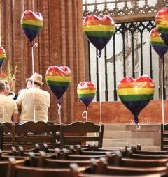 Trauung queeres Paar in der Kirche