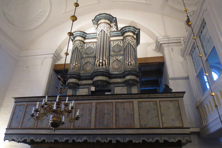 Die Orgelpfeifen einer sehr alten Orgel auf einer Empore 