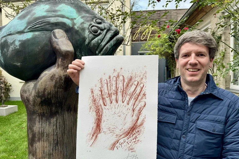 Ein Mann hält ein Bild in den Händen