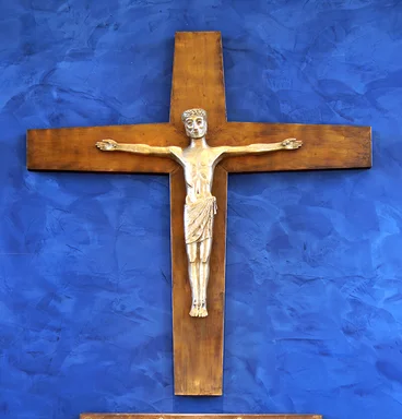 Nahansicht des Altarkreuzes der St.-Andreas-Kirche in Sahms