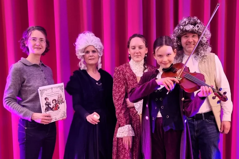 5 Menschen in barocken Kostümen