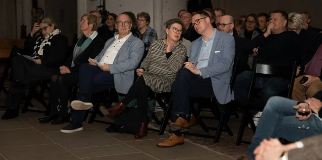 Menschen in einer Kirche