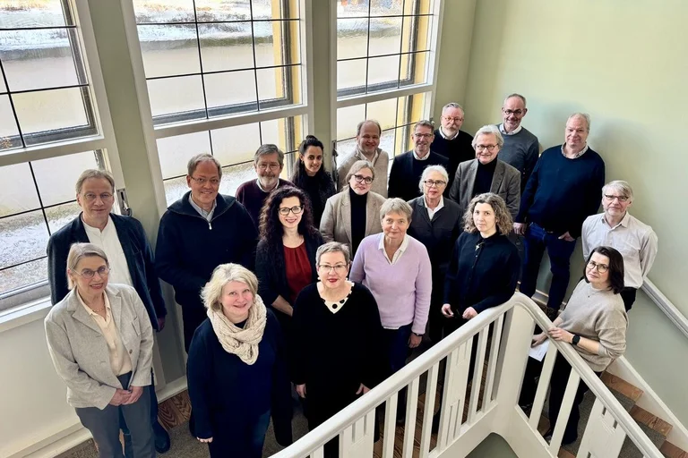 Menschen schauen in die Kamera 