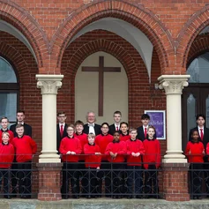 Ein Knabenchor in Choraufstellung