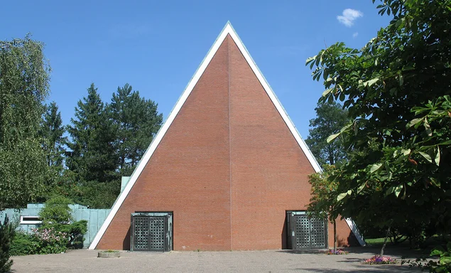 Außenansicht der Dreifaltigkeitskirche von der Seite der beiden Eingänge