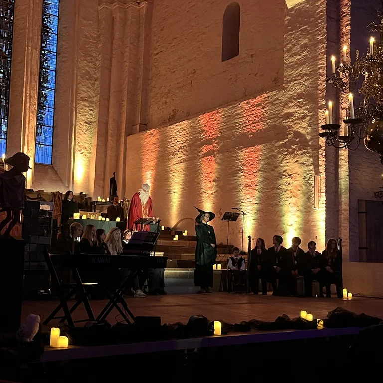 Bühnenszene aus dem Harry Potter Gottesdienst.
