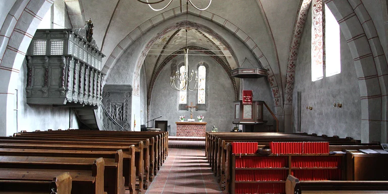Blick von hinten durch das gesamte Kirchenschiff von St. Johannis Sterley 
