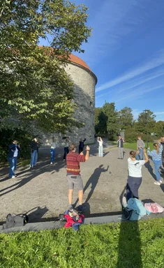 Junge Menschen stehen in einem Kreis