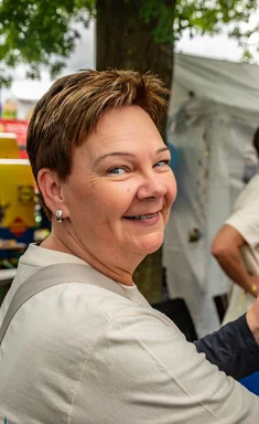 Frau filmt Stand der Kirchenbauhütte auf dem Drachenbootrennen