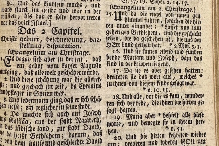 Blick in eine alte Bibel