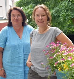 Zwei Frauen schauen in die Kamera
