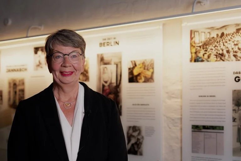 Eine Frau in einer Kirche