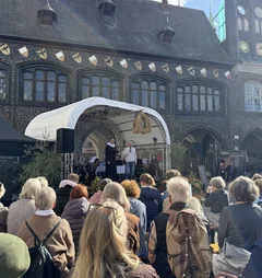 Blick auf eine Bühne mit Menschen davor
