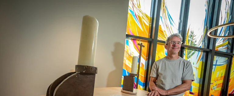 Markus Rehwald, Tischler des Altars, steht an seinem Werk