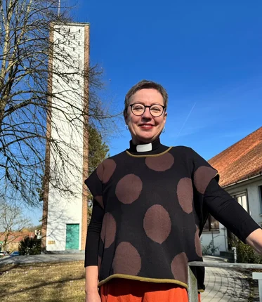Eine Frau vor einer Kirche