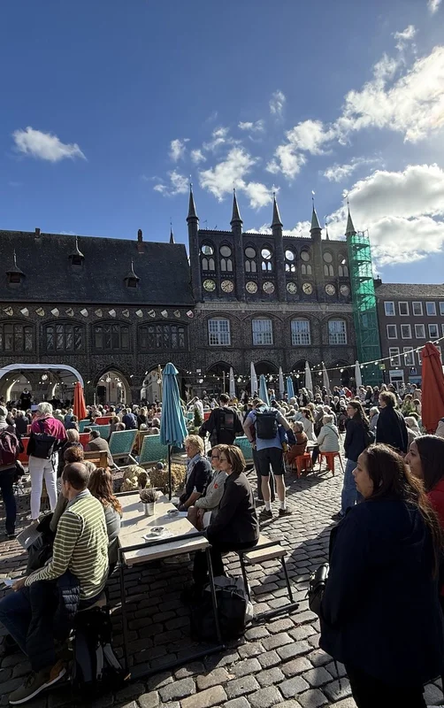 Blick auf den Lübecker Markt bei blauem Himmel