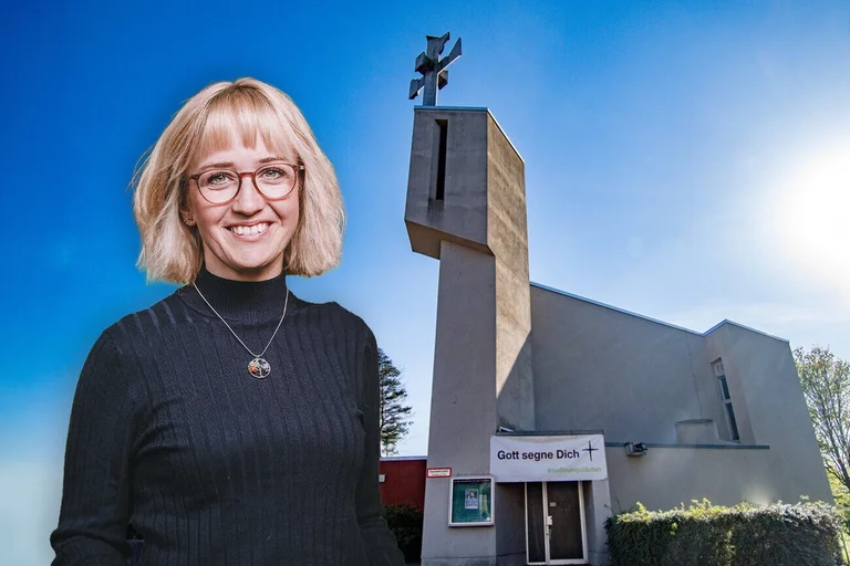 Eine Frau vor einer Kirche 