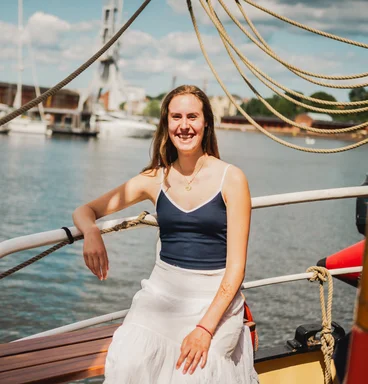 Nike Stöcklin auf dem Segelschiff