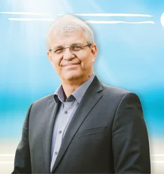 Ein Mann schaut in die Kamera