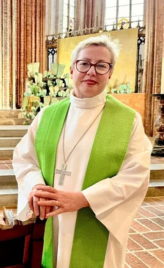 Eine Frau in einer Kirche