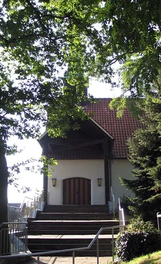 Detailansicht von außen auf Treppe und Eingang