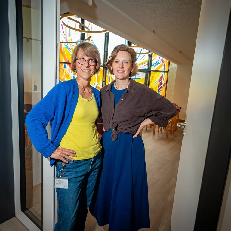 Pastorin Dr. Anne Wehrmann-Kutschen (r.) und Cordula Zimmer-Kirchhoff am Eingang zum Raum der Stille