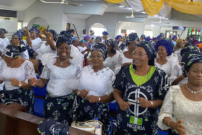 Nigerianische Frauen stehen in einer Kirche 