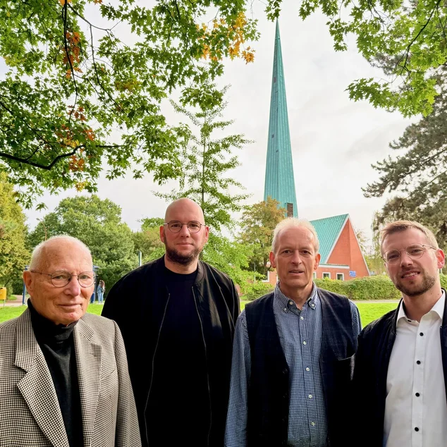 Vier Männer vor einer Kirche