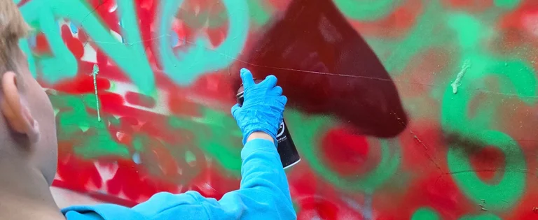 Ein junge erstellt ein Graffiti