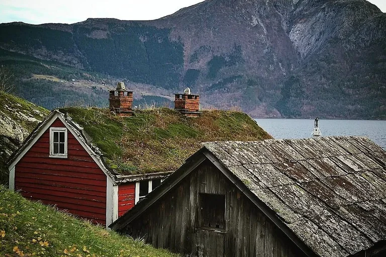 Zwei Häuser am Fjord