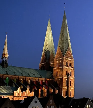 Eine Kirche, deren Fenster in den Farben des Regenbogens leuchten
