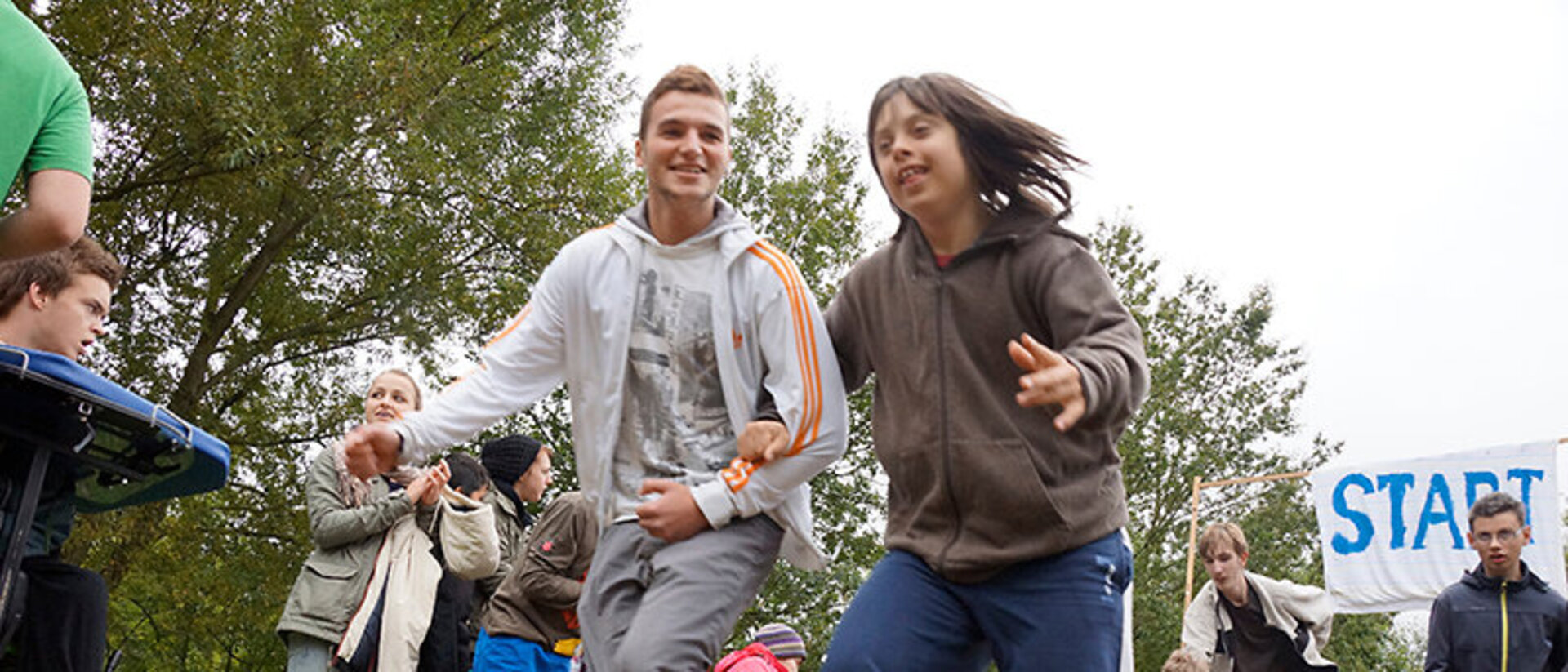 Diakonie Nord Nord Ost: Fröhlich laufende Kinder