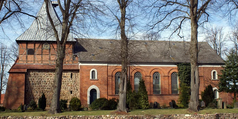 Seitliche Außenansicht von St. Dionys und St. Jakobus in Lütau