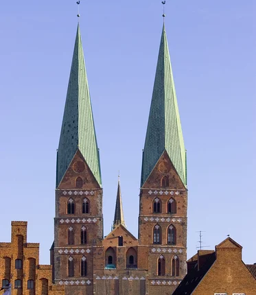 Blick aus der Ferne auf die Vorderseite der Türme