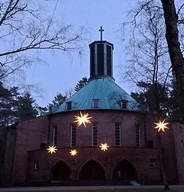 Die Aumühler Kirche im Advent mit Sternen