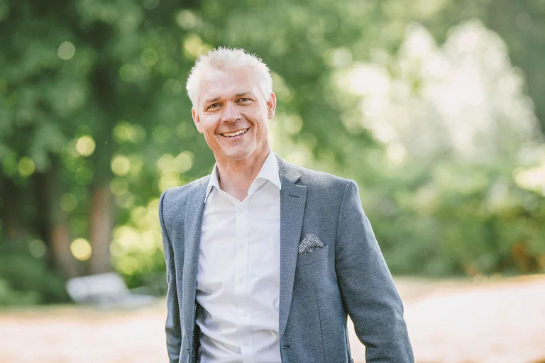 Mann lacht in die Kamera