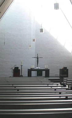 Blick durch die Dreifaltigkeitskirche auf den Altar
