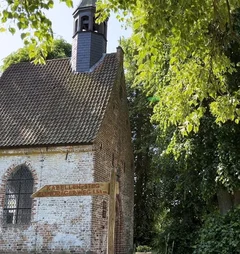 Eine Kapelle umgeben von Bäumen