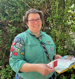 Frau mit Kompass und Landkarte in der Hand