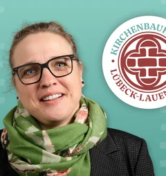 Eine Frau schaut in die Kamera. Neben ihr ist ein Logo.