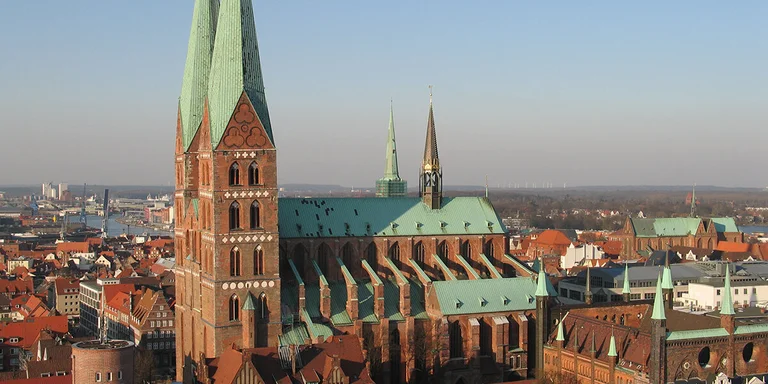 Blick aus der Luft auf St. Marien und umliegende Häuser 