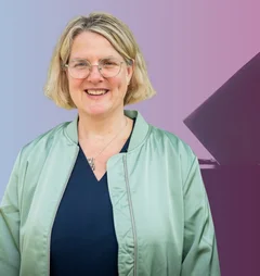 Eine Frau vor einer Wahlurne